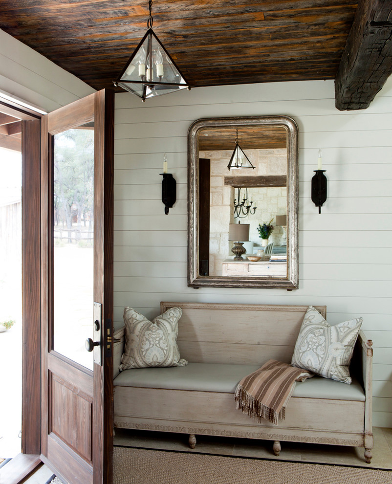 Источник вдохновения для домашнего уюта: прихожая: освещение в стиле кантри с белыми стенами, одностворчатой входной дверью и стеклянной входной дверью