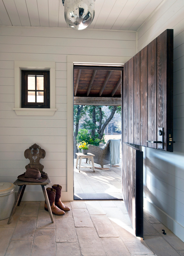 Свежая идея для дизайна: тамбур в стиле кантри с голландской входной дверью, входной дверью из темного дерева и белыми стенами - отличное фото интерьера