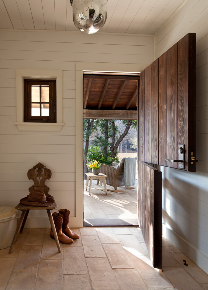 Landhaus Eingang mit weißer Wandfarbe, Klöntür und hellbrauner Holzhaustür in Austin