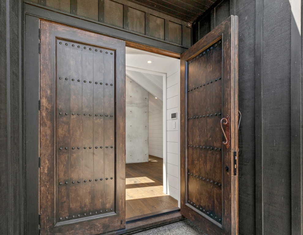 Свежая идея для дизайна: большая входная дверь в современном стиле с двустворчатой входной дверью, входной дверью из темного дерева, белыми стенами и сводчатым потолком - отличное фото интерьера