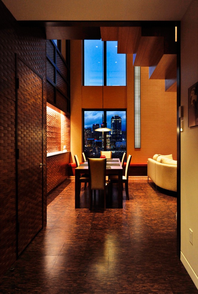 シンシナティにあるラグジュアリーな中くらいなコンテンポラリースタイルのおしゃれな玄関ロビー (濃色木目調のドア、白い壁、コルクフローリング、茶色い床) の写真