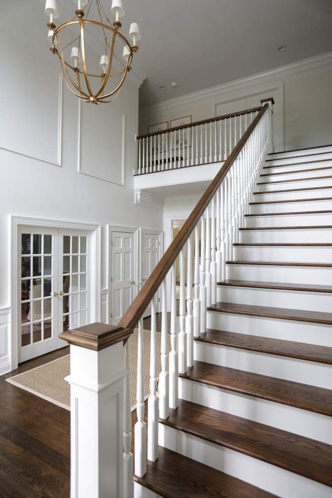 Diseño de escalera tradicional renovada grande con boiserie