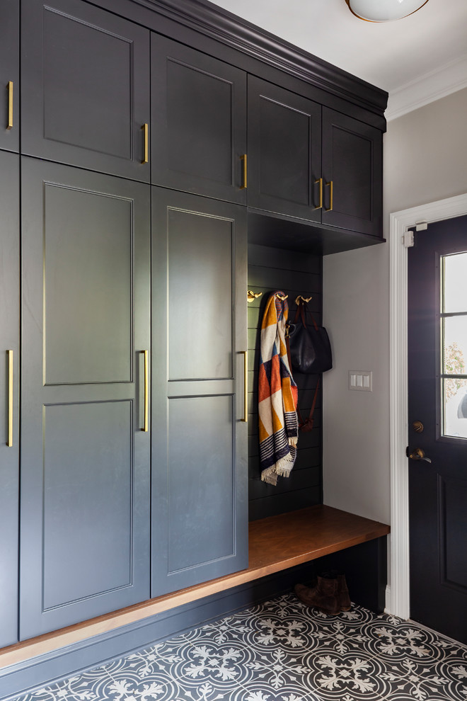 Пример оригинального дизайна: тамбур среднего размера со шкафом для обуви в морском стиле с серыми стенами, полом из керамогранита, одностворчатой входной дверью, серой входной дверью и разноцветным полом
