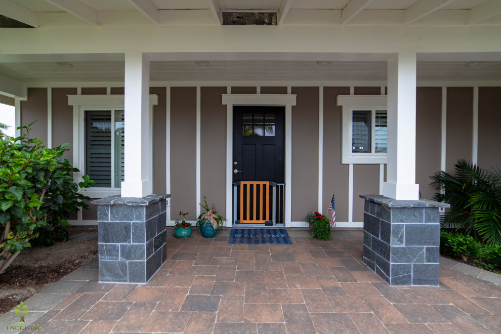 Ejemplo de puerta principal tradicional de tamaño medio con paredes beige, suelo de ladrillo, puerta simple, puerta negra y suelo beige