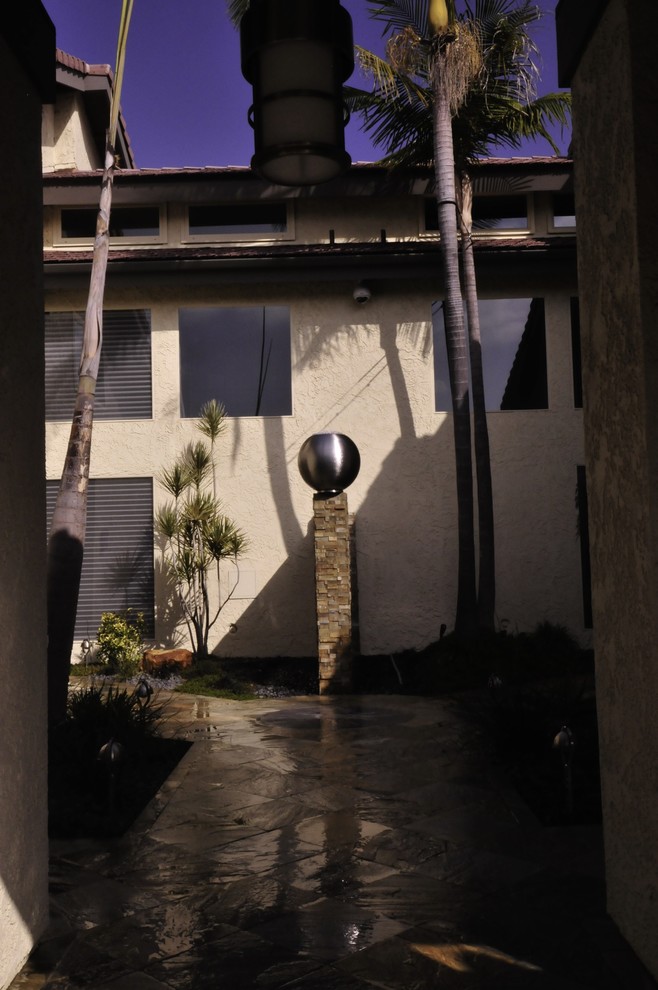 This is an example of a contemporary entrance in Los Angeles.