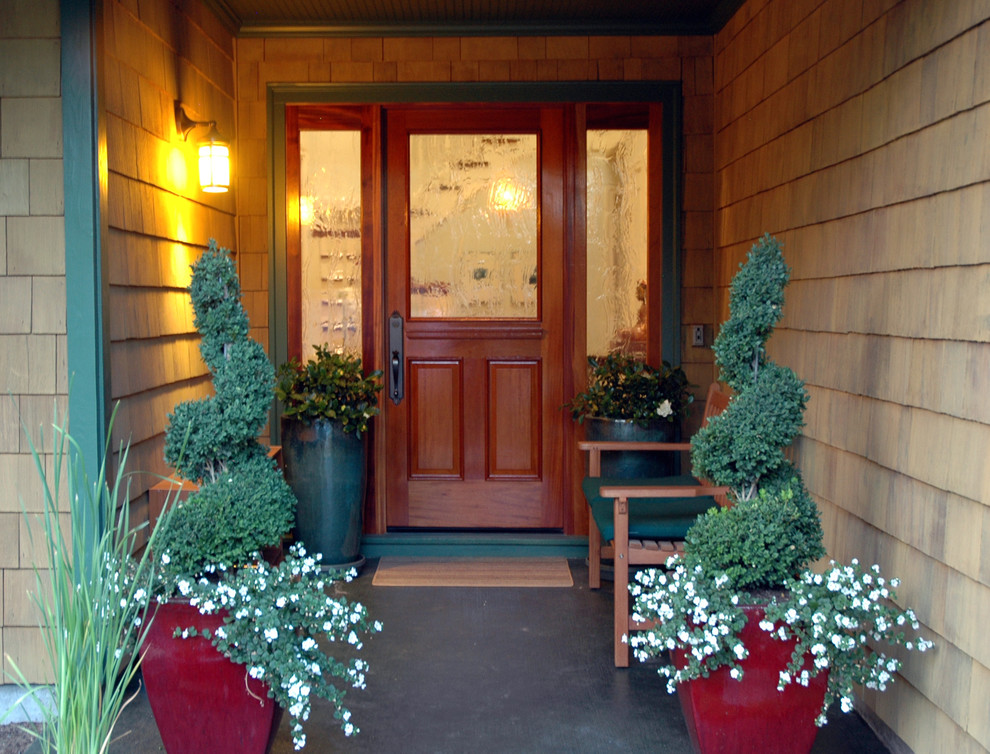 На фото: входная дверь в классическом стиле с одностворчатой входной дверью и входной дверью из дерева среднего тона с