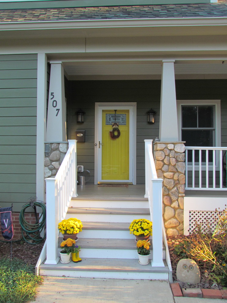 На фото: входная дверь среднего размера в стиле кантри с зелеными стенами, деревянным полом, одностворчатой входной дверью, желтой входной дверью и серым полом