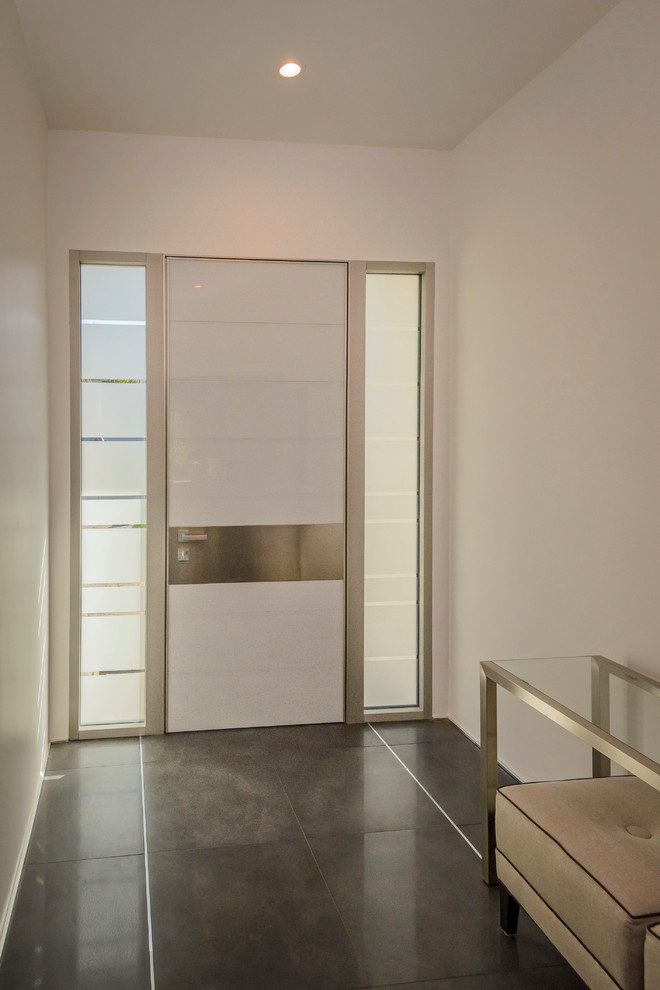 Idee per una porta d'ingresso moderna di medie dimensioni con pareti bianche, una porta singola e una porta bianca