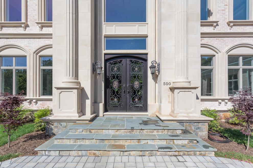 Foto de puerta principal tradicional grande con puerta doble y puerta de vidrio