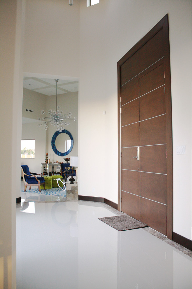 Esempio di una porta d'ingresso minimalista con una porta a due ante e una porta in legno bruno