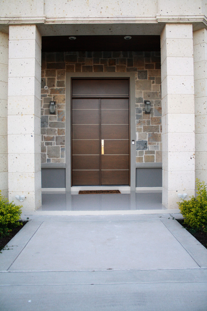 Источник вдохновения для домашнего уюта: входная дверь в стиле модернизм с двустворчатой входной дверью и входной дверью из дерева среднего тона