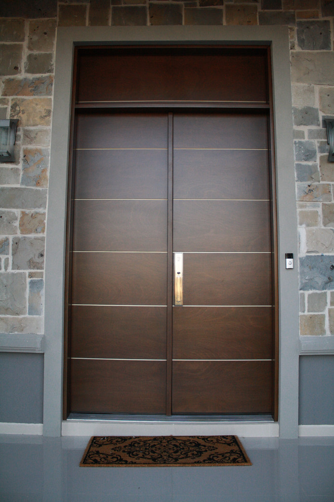 Inspiration pour une porte d'entrée minimaliste avec une porte double et une porte en bois brun.