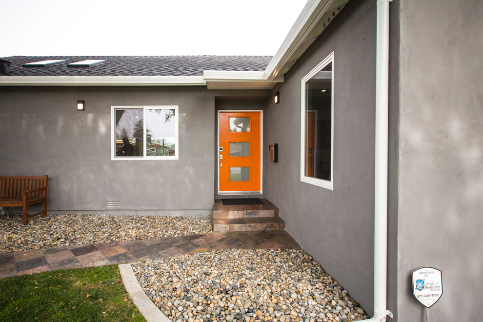 Foto på en mellanstor funkis ingång och ytterdörr, med en orange dörr, grå väggar, skiffergolv, en enkeldörr och flerfärgat golv