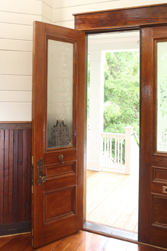 Mittelgroße Klassische Haustür mit bunten Wänden, braunem Holzboden, Doppeltür, dunkler Holzhaustür und braunem Boden in Charleston