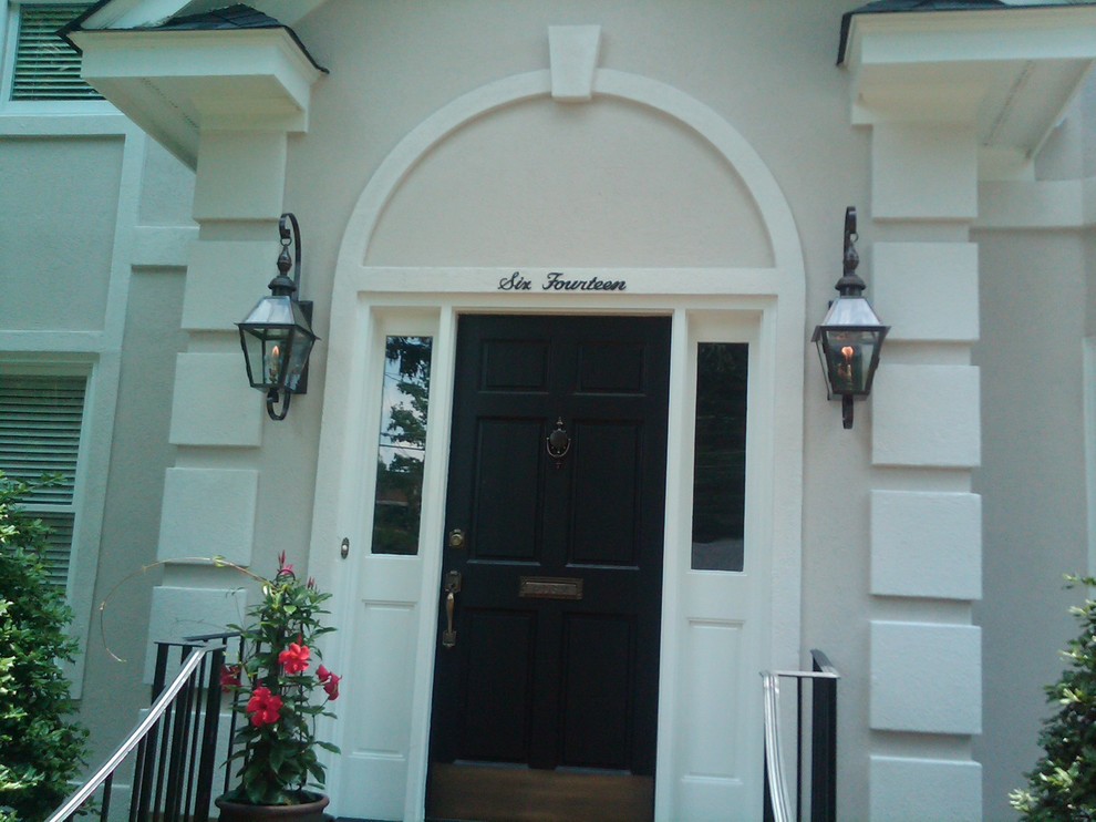 Entryway - traditional entryway idea in Charlotte