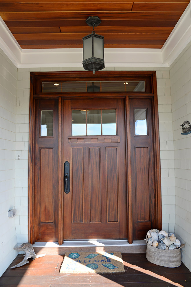 Стильный дизайн: входная дверь среднего размера в морском стиле с одностворчатой входной дверью и входной дверью из темного дерева - последний тренд