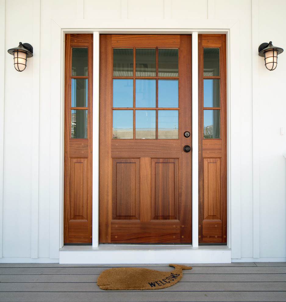 Пример оригинального дизайна: входная дверь среднего размера в морском стиле с входной дверью из дерева среднего тона и одностворчатой входной дверью
