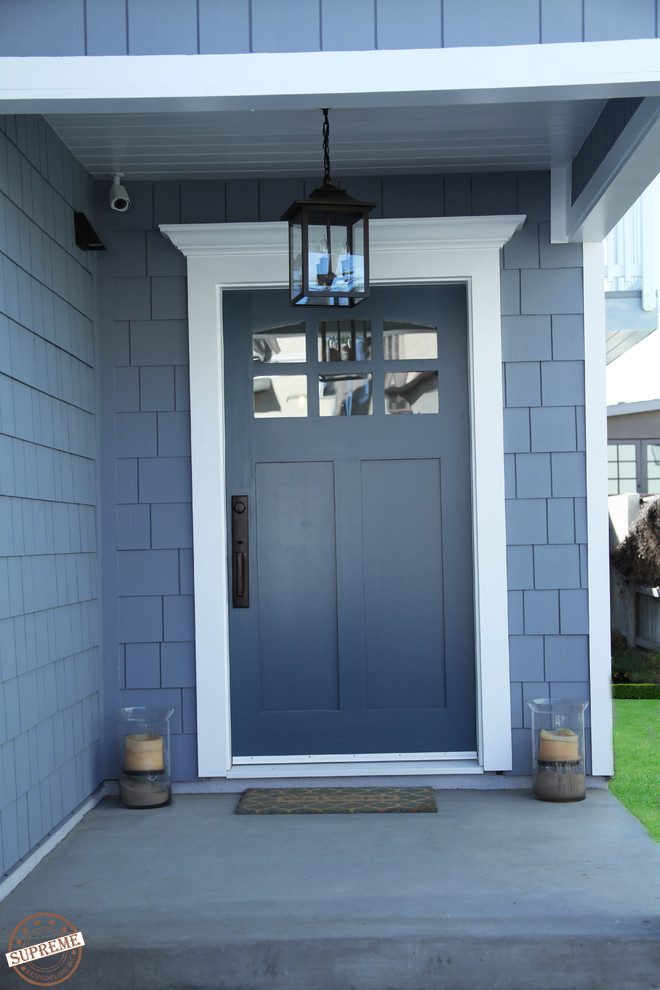 Источник вдохновения для домашнего уюта: входная дверь среднего размера в современном стиле с синими стенами, бетонным полом, одностворчатой входной дверью и синей входной дверью