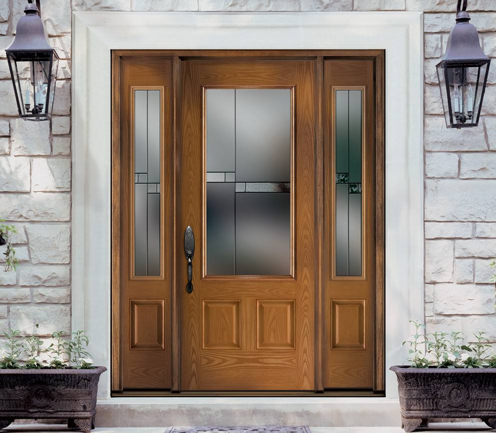 Diseño de puerta principal clásica grande con puerta simple y puerta de madera en tonos medios