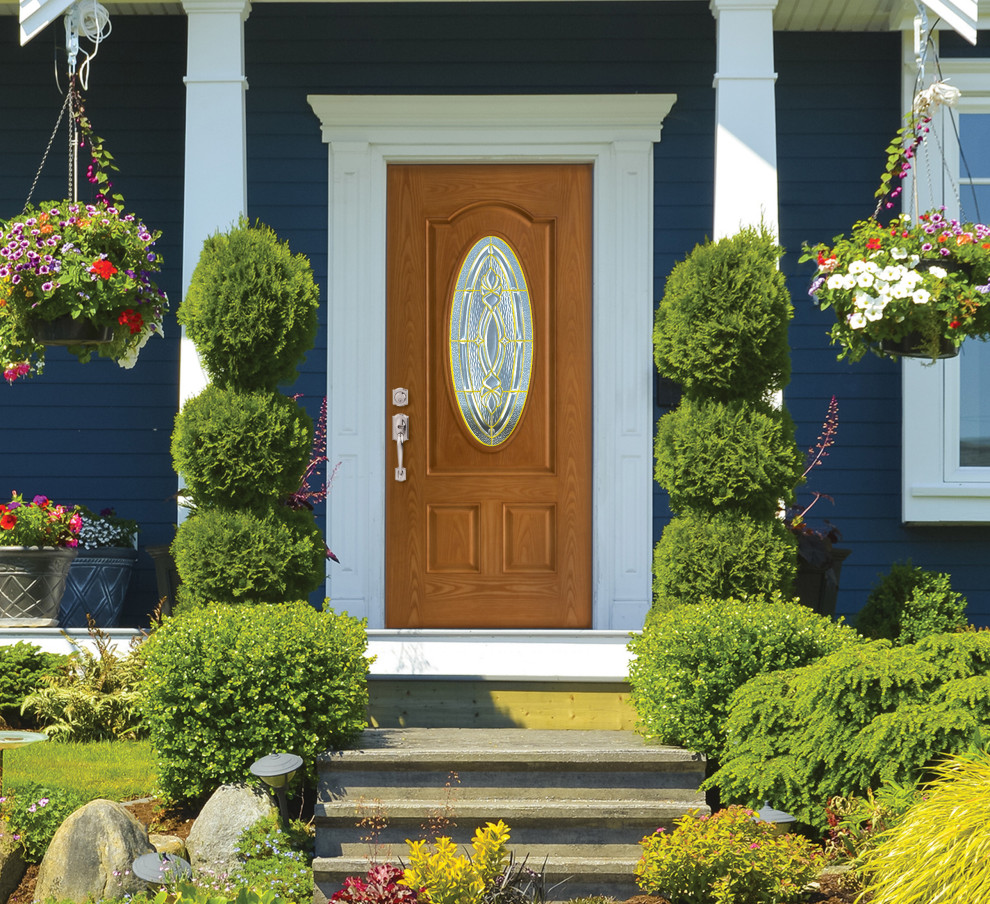 Immagine di una grande porta d'ingresso chic con una porta singola e una porta in legno bruno