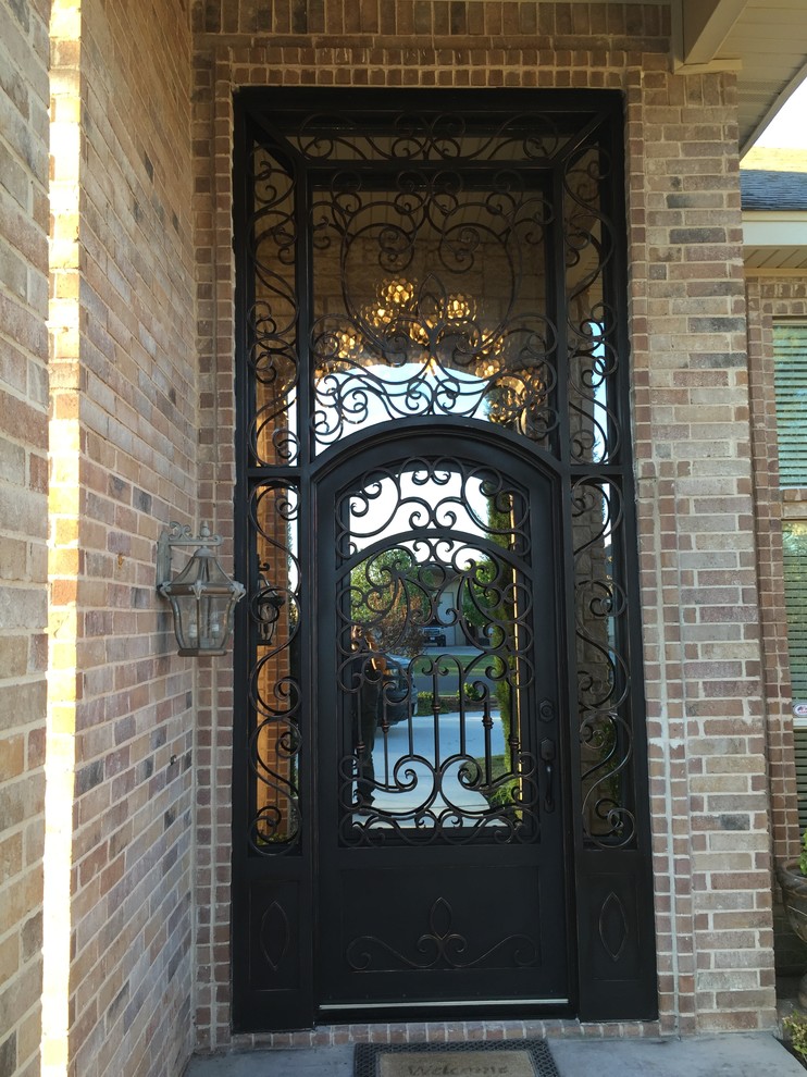 Exemple d'une porte d'entrée chic de taille moyenne avec une porte simple et une porte marron.