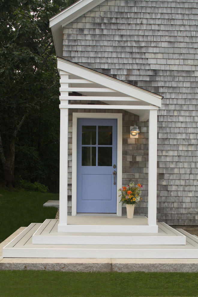 Стильный дизайн: прихожая в стиле неоклассика (современная классика) с серыми стенами, светлым паркетным полом, одностворчатой входной дверью и фиолетовой входной дверью - последний тренд