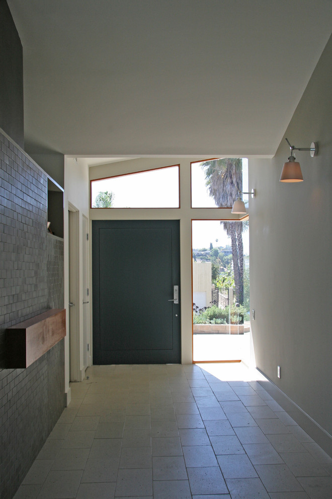 Ejemplo de entrada contemporánea con paredes blancas