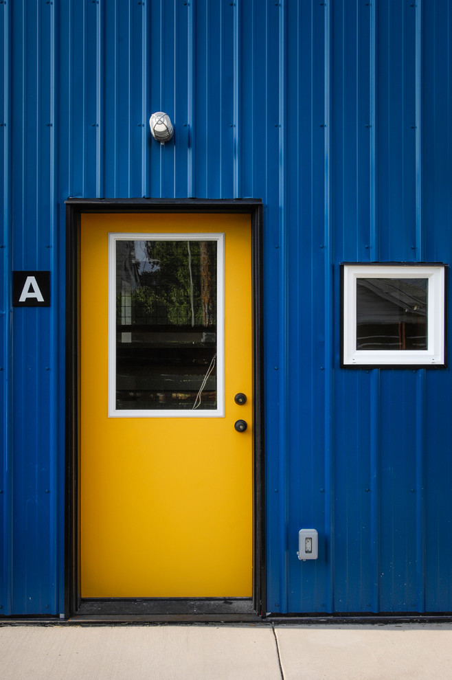 Источник вдохновения для домашнего уюта: маленькая входная дверь в современном стиле с синими стенами, бетонным полом, одностворчатой входной дверью и желтой входной дверью для на участке и в саду