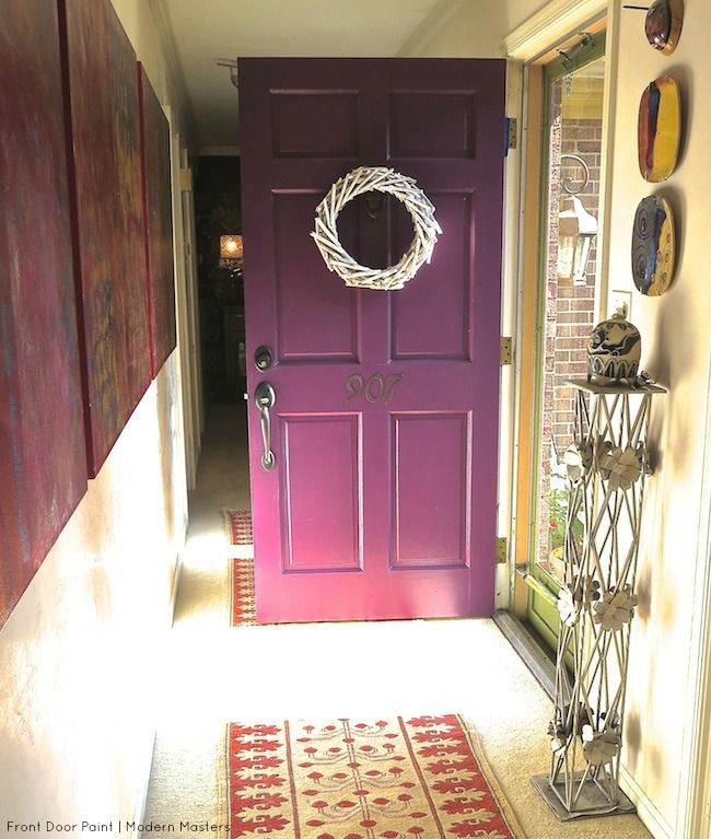Immagine di un piccolo ingresso o corridoio chic con una porta singola e una porta viola