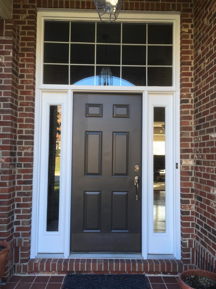 Источник вдохновения для домашнего уюта: входная дверь среднего размера в классическом стиле с одностворчатой входной дверью и входной дверью из темного дерева