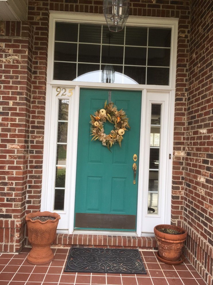 Foto de puerta principal tradicional de tamaño medio con paredes multicolor, puerta simple y puerta azul