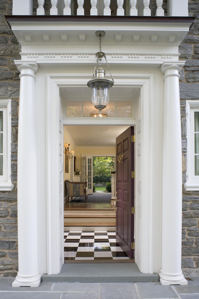Пример оригинального дизайна: входная дверь в классическом стиле с одностворчатой входной дверью и разноцветным полом