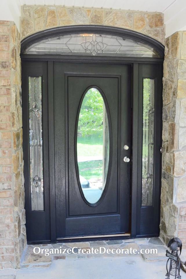 Modelo de puerta principal tradicional pequeña con puerta simple y puerta negra