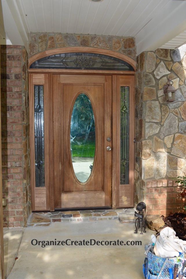 На фото: маленькая входная дверь в классическом стиле с одностворчатой входной дверью и черной входной дверью для на участке и в саду с