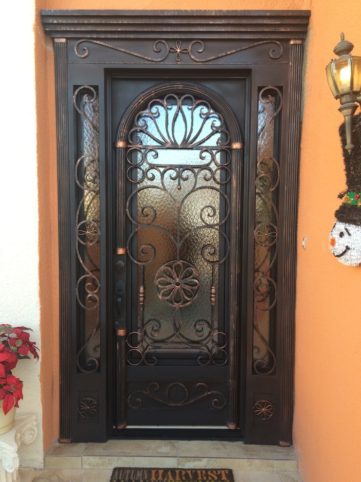 Exempel på en mellanstor klassisk ingång och ytterdörr, med en enkeldörr och en svart dörr