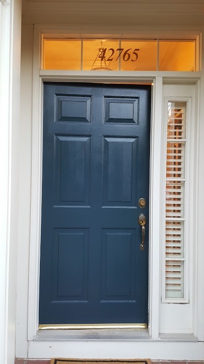 На фото: входная дверь среднего размера в классическом стиле с бежевыми стенами, одностворчатой входной дверью и входной дверью из темного дерева с