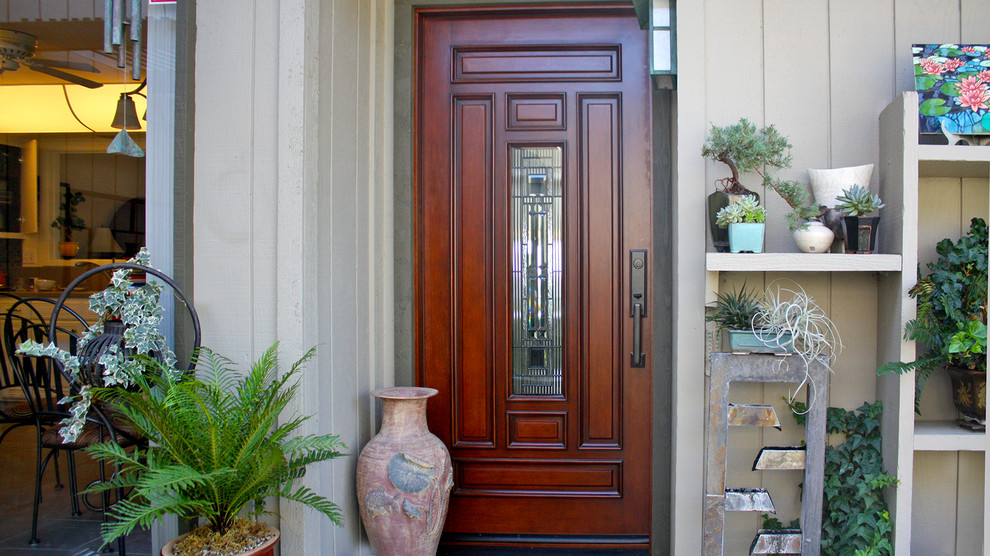 Ispirazione per una porta d'ingresso classica con una porta singola e una porta in legno scuro