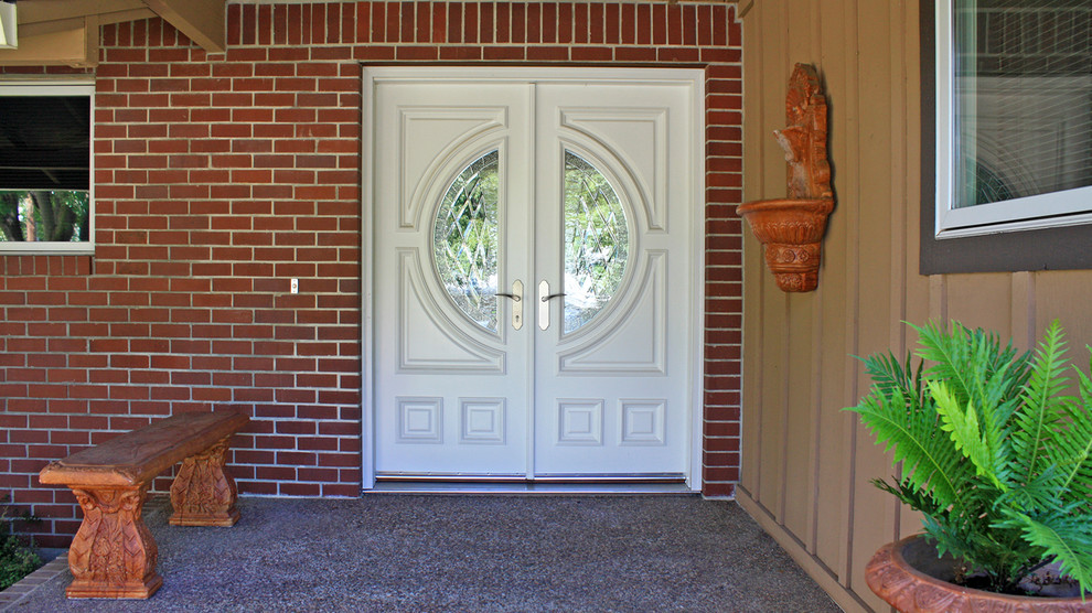 Foto de puerta principal clásica con puerta doble y puerta blanca
