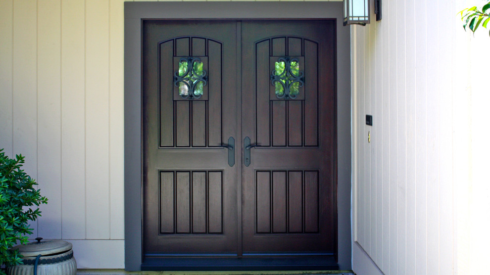 Foto de puerta principal tradicional con puerta doble y puerta de madera en tonos medios