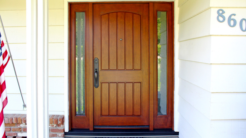 Modelo de puerta principal clásica con puerta simple y puerta de madera en tonos medios