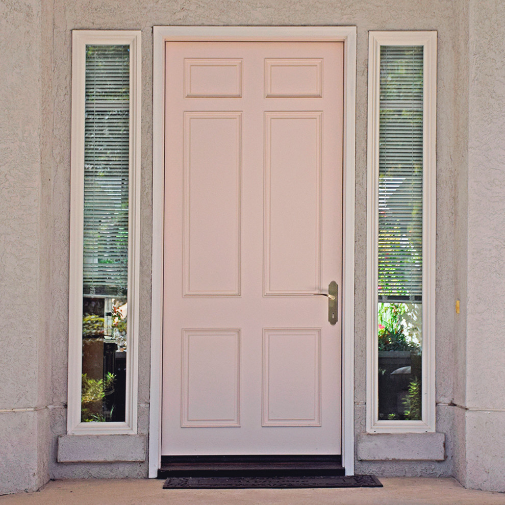 Inredning av en klassisk ingång och ytterdörr, med en enkeldörr och en vit dörr