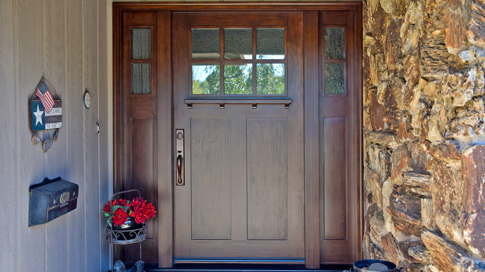 На фото: входная дверь в классическом стиле с одностворчатой входной дверью и входной дверью из дерева среднего тона