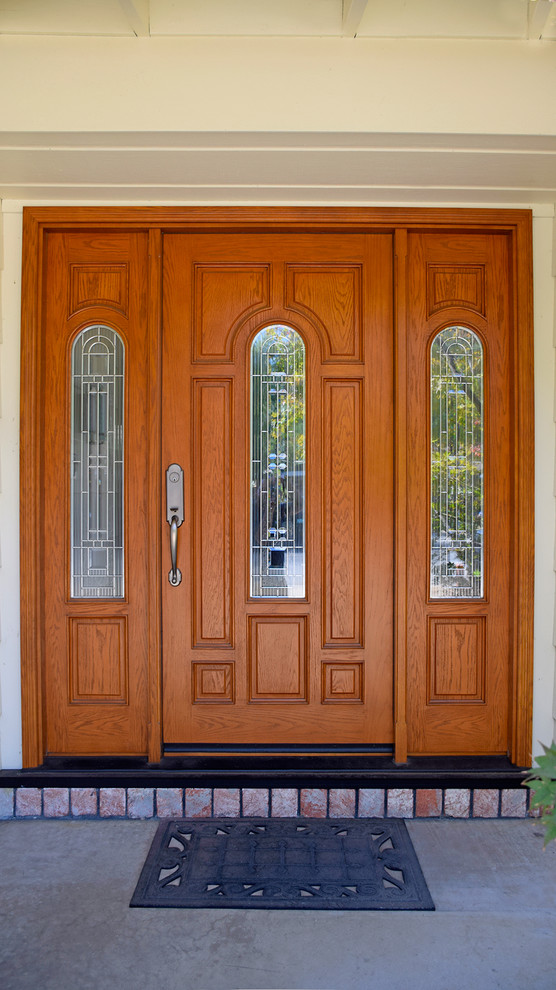 Idee per una porta d'ingresso classica con una porta singola e una porta in legno bruno