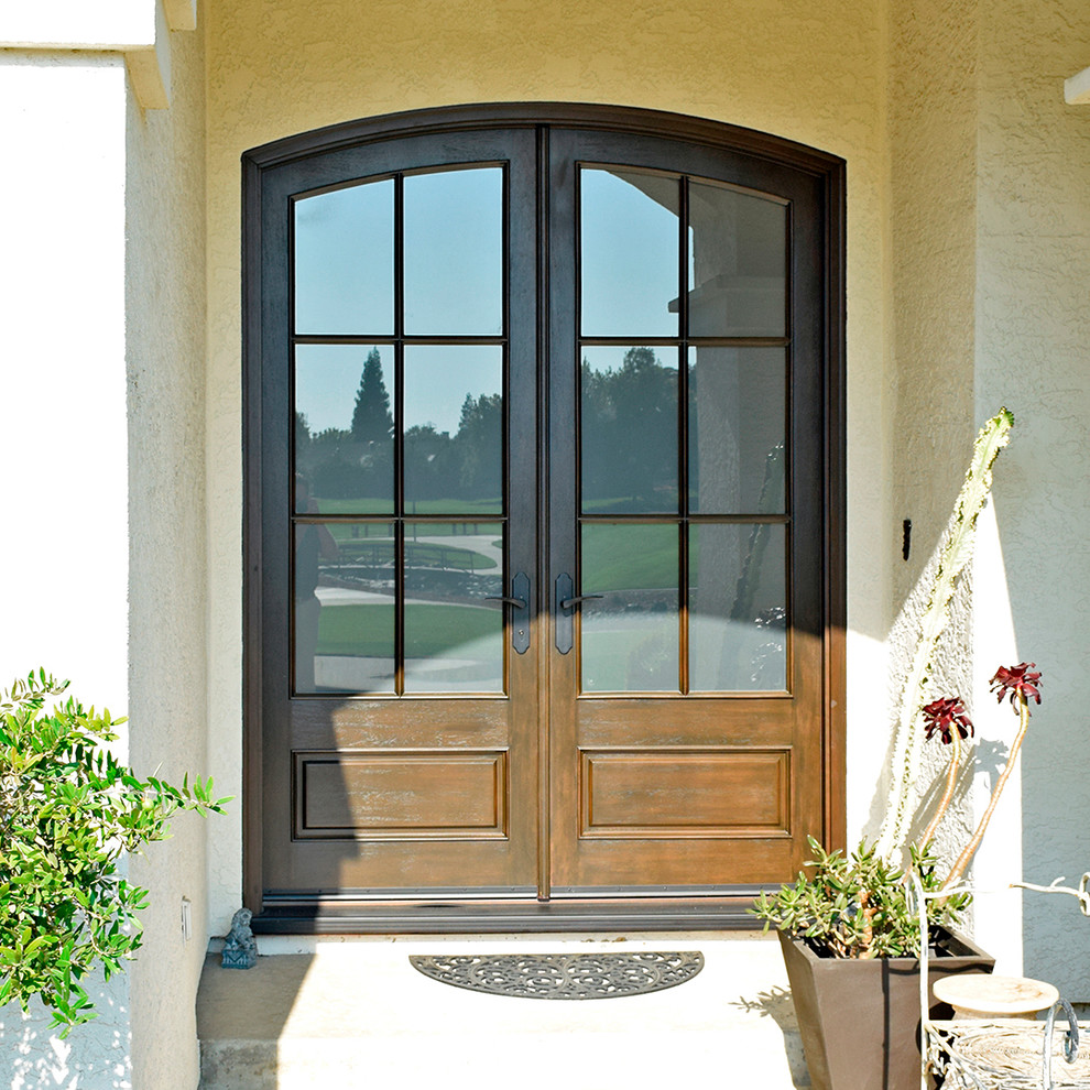 トラディショナルスタイルのおしゃれな玄関ドア (濃色木目調のドア) の写真