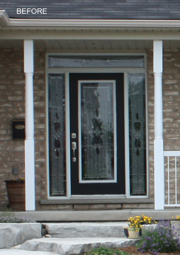 Cette image montre une porte d'entrée victorienne avec une porte simple et une porte noire.