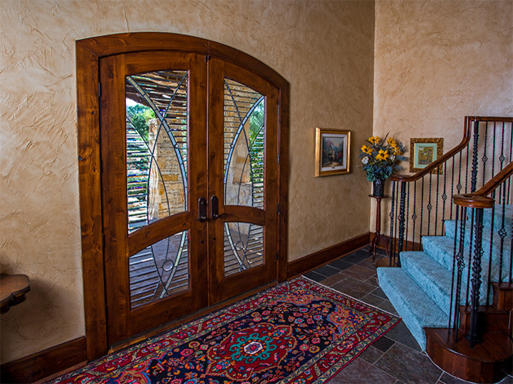 Стильный дизайн: входная дверь среднего размера в стиле рустика с бежевыми стенами, темным паркетным полом, двустворчатой входной дверью и коричневой входной дверью - последний тренд
