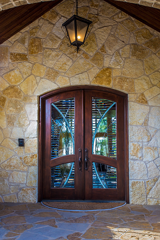 Rustik inredning av en mellanstor ingång och ytterdörr, med beige väggar, mörkt trägolv, en dubbeldörr och en brun dörr