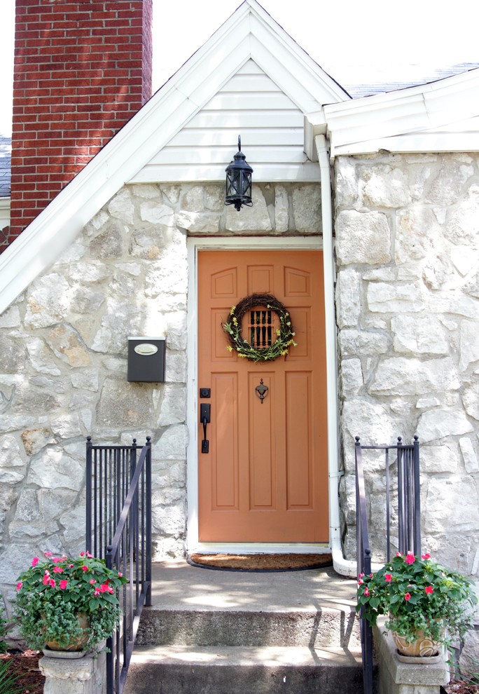 Idéer för en klassisk ingång och ytterdörr, med en enkeldörr och en orange dörr