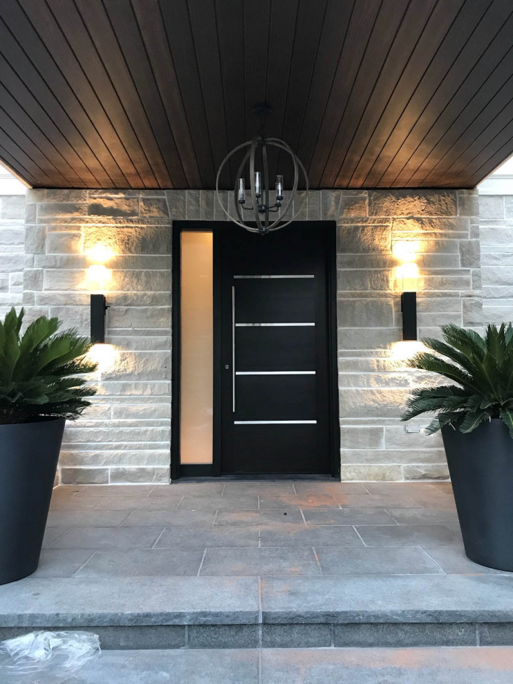 Mittelgroße Moderne Haustür mit weißer Wandfarbe, Backsteinboden, Einzeltür, schwarzer Haustür und grauem Boden in Toronto