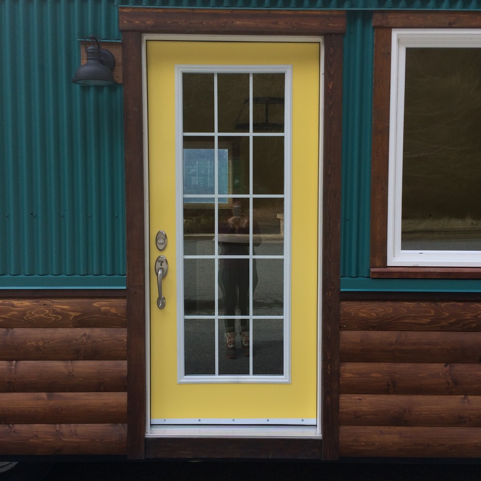 Foto de puerta principal rústica pequeña con puerta simple y puerta amarilla